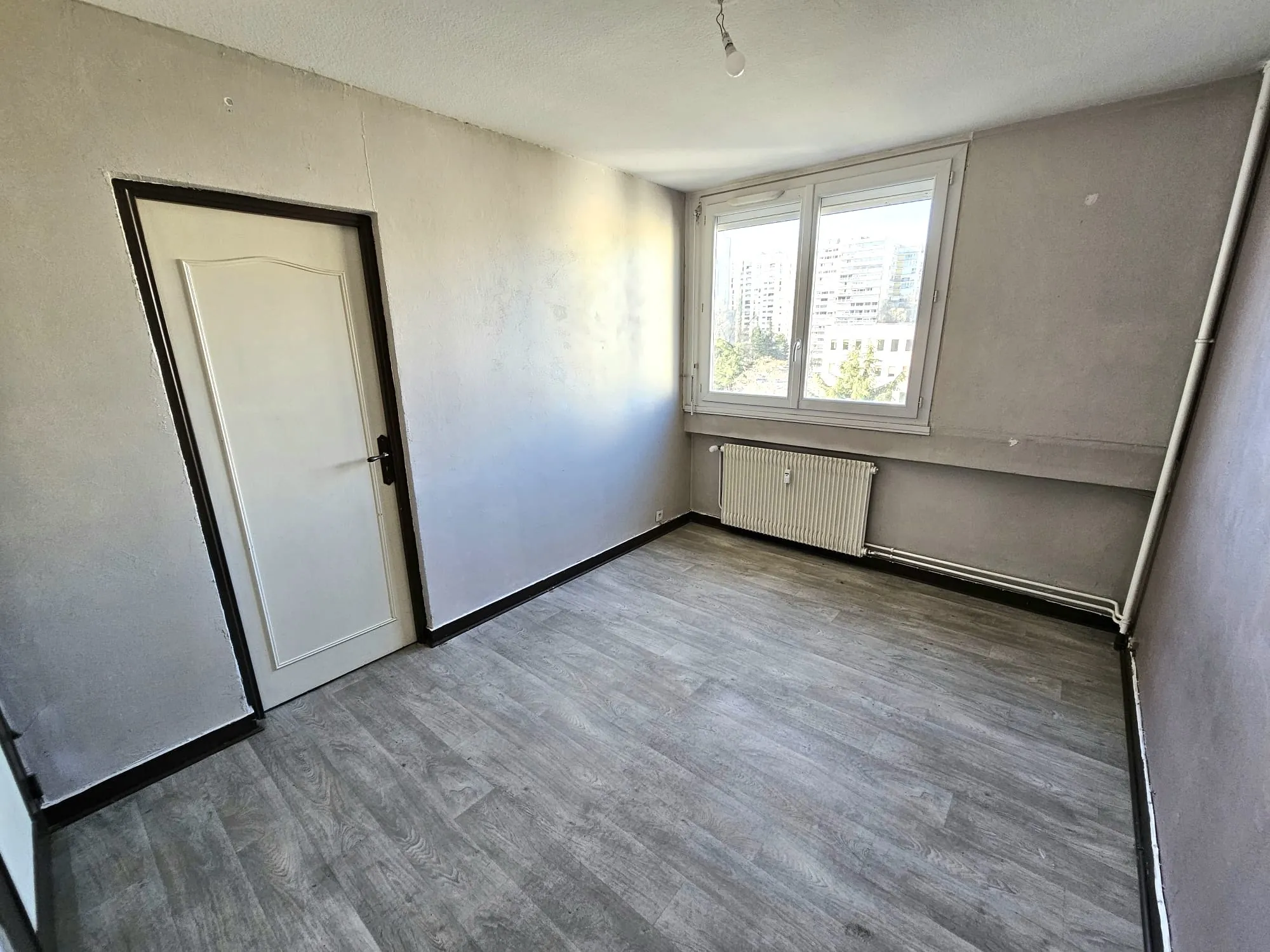 Appartement Traversant F4 à Saint-Étienne Valbenoîte avec Balcon et Cave 