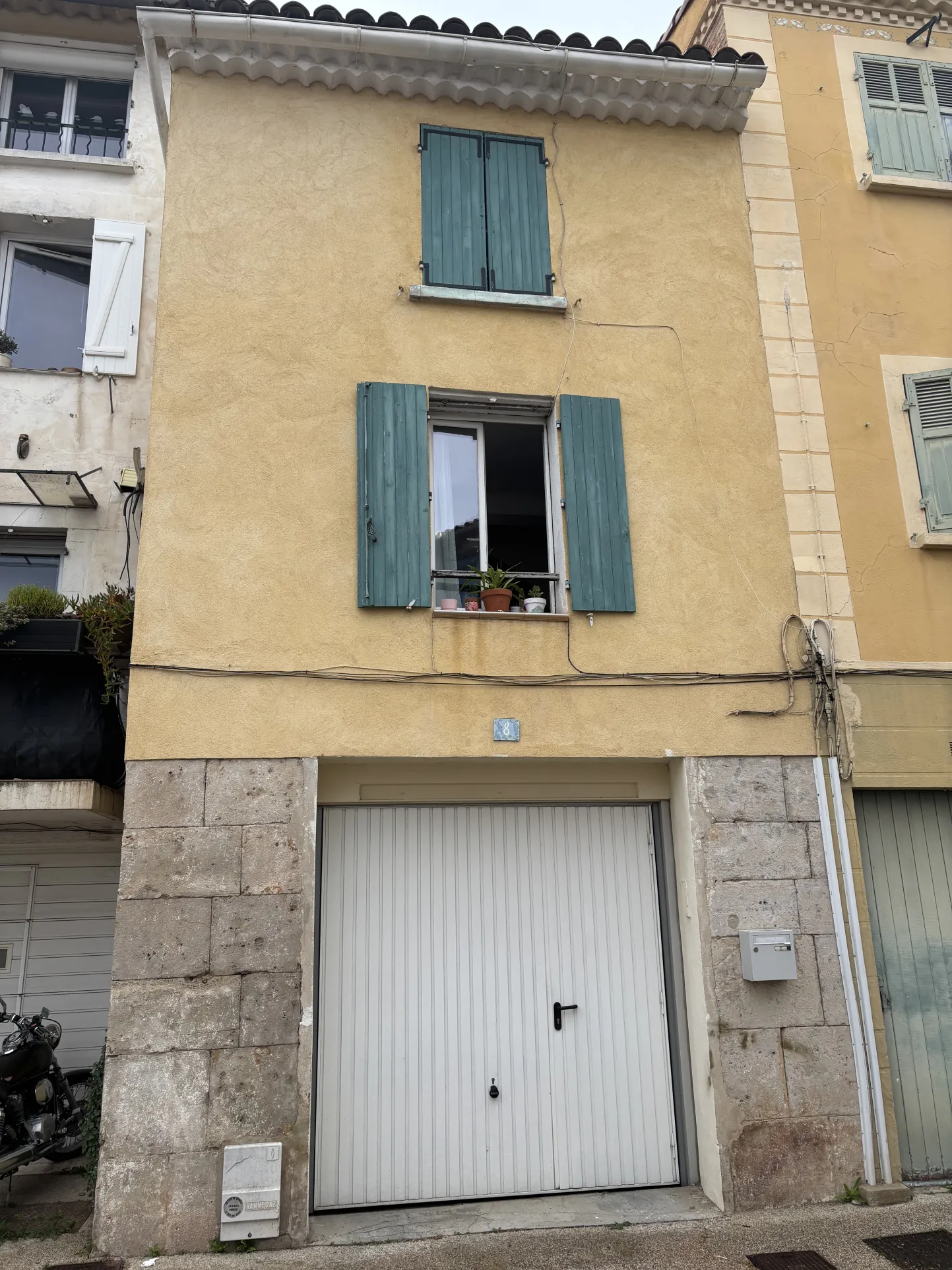 Immeuble à vendre à Sollies Pont avec deux T3, garage, bon rendement locatif