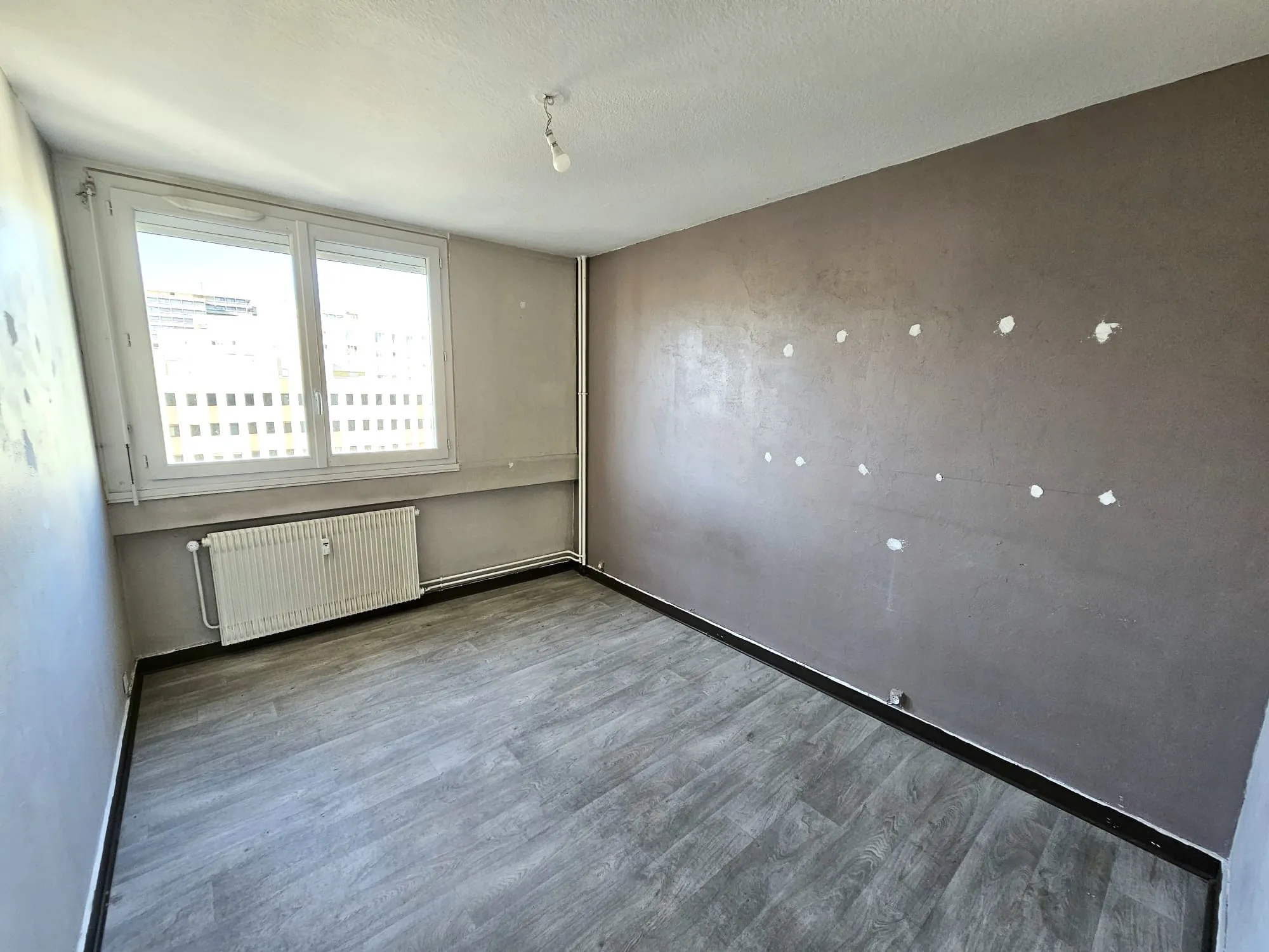 Appartement Traversant F4 à Saint-Étienne Valbenoîte avec Balcon et Cave 