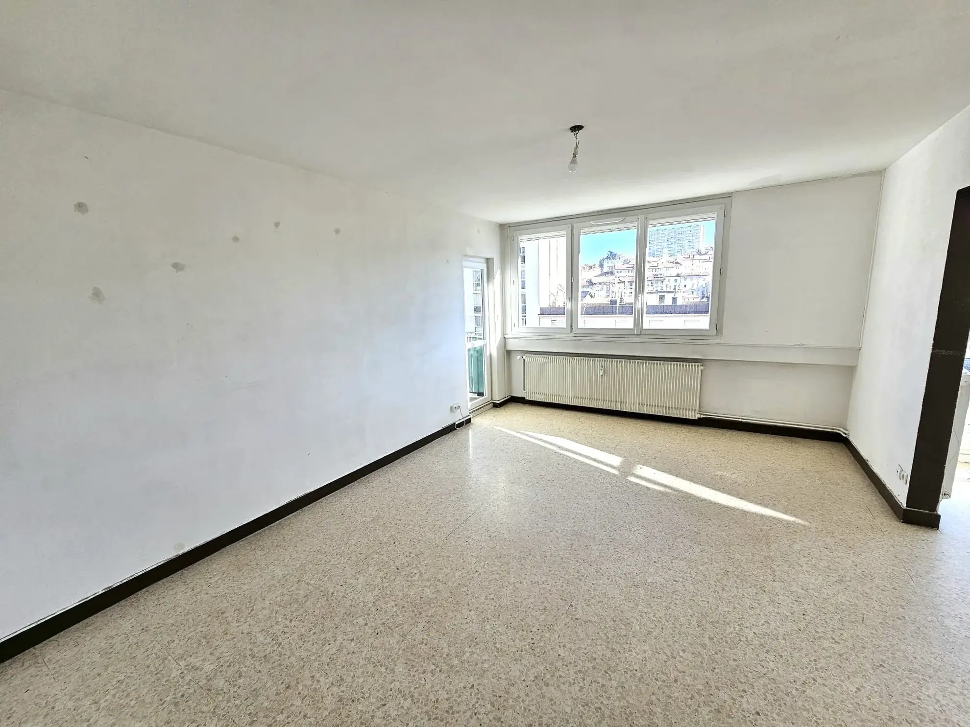 Appartement Traversant F4 à Saint-Étienne Valbenoîte avec Balcon et Cave 