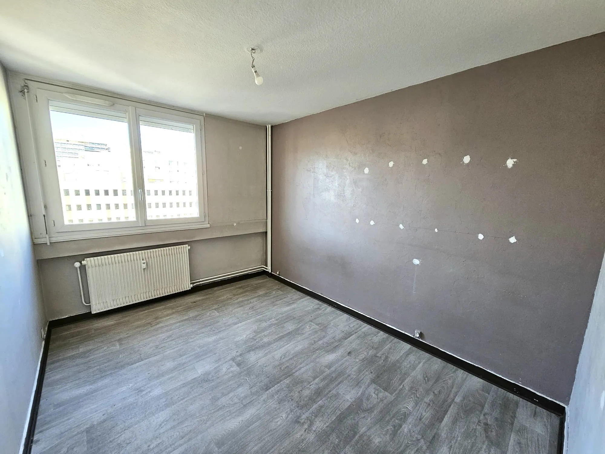 Appartement Traversant F4 à Saint-Étienne Valbenoîte avec Balcon et Cave 