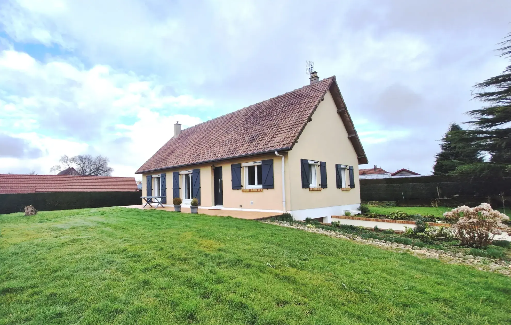 Maison 2 chambres avec terrasse et combles aménageables à Tourville sur Arques