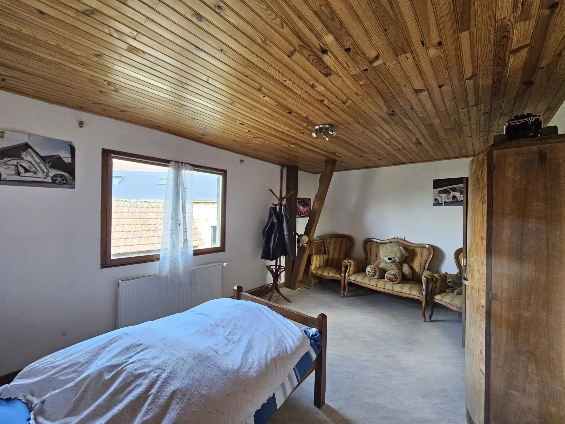 Maison à rénover de 228m² avec jardin et garages dans les Combrailles 