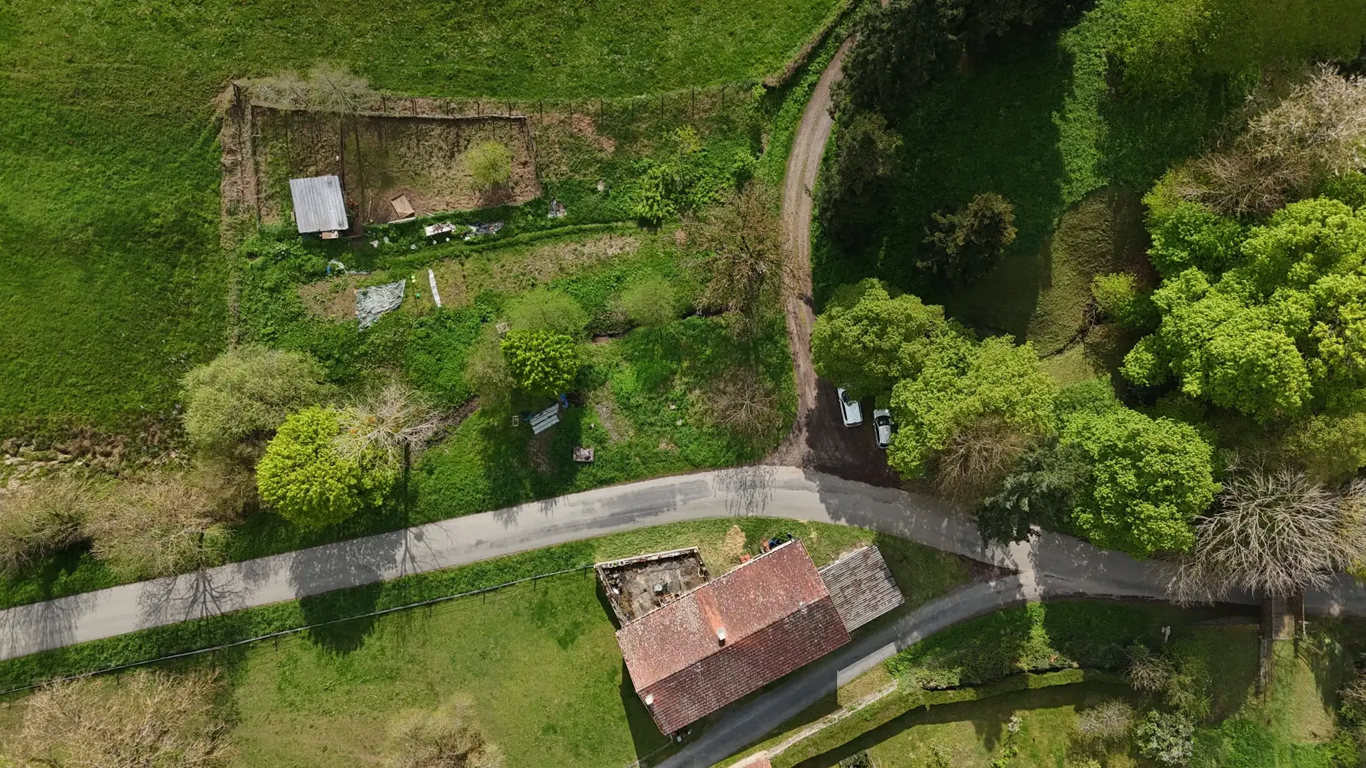 Maison à rénover de 228m² avec jardin et garages dans les Combrailles 