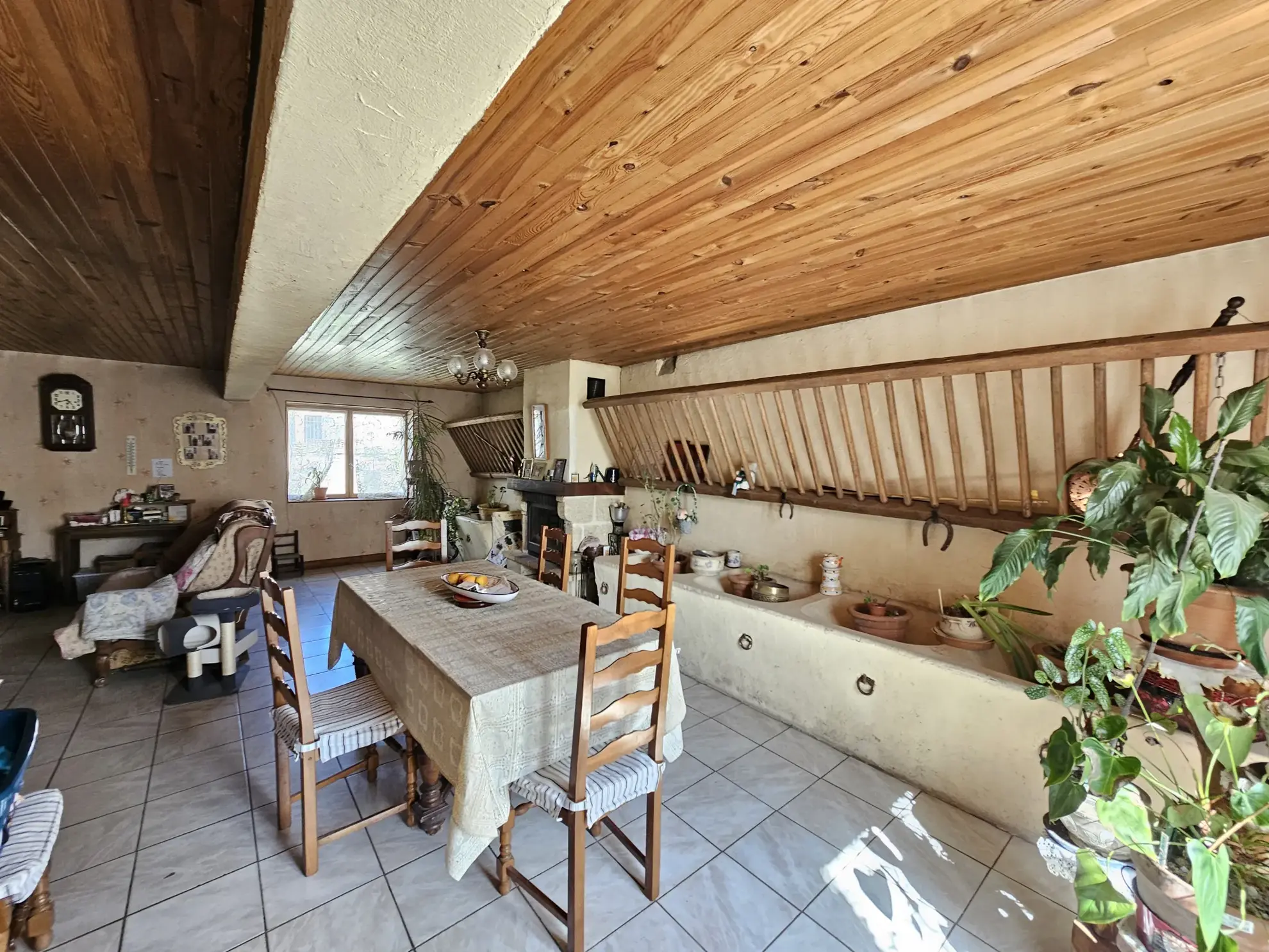 Maison à rénover de 228m² avec jardin et garages dans les Combrailles 