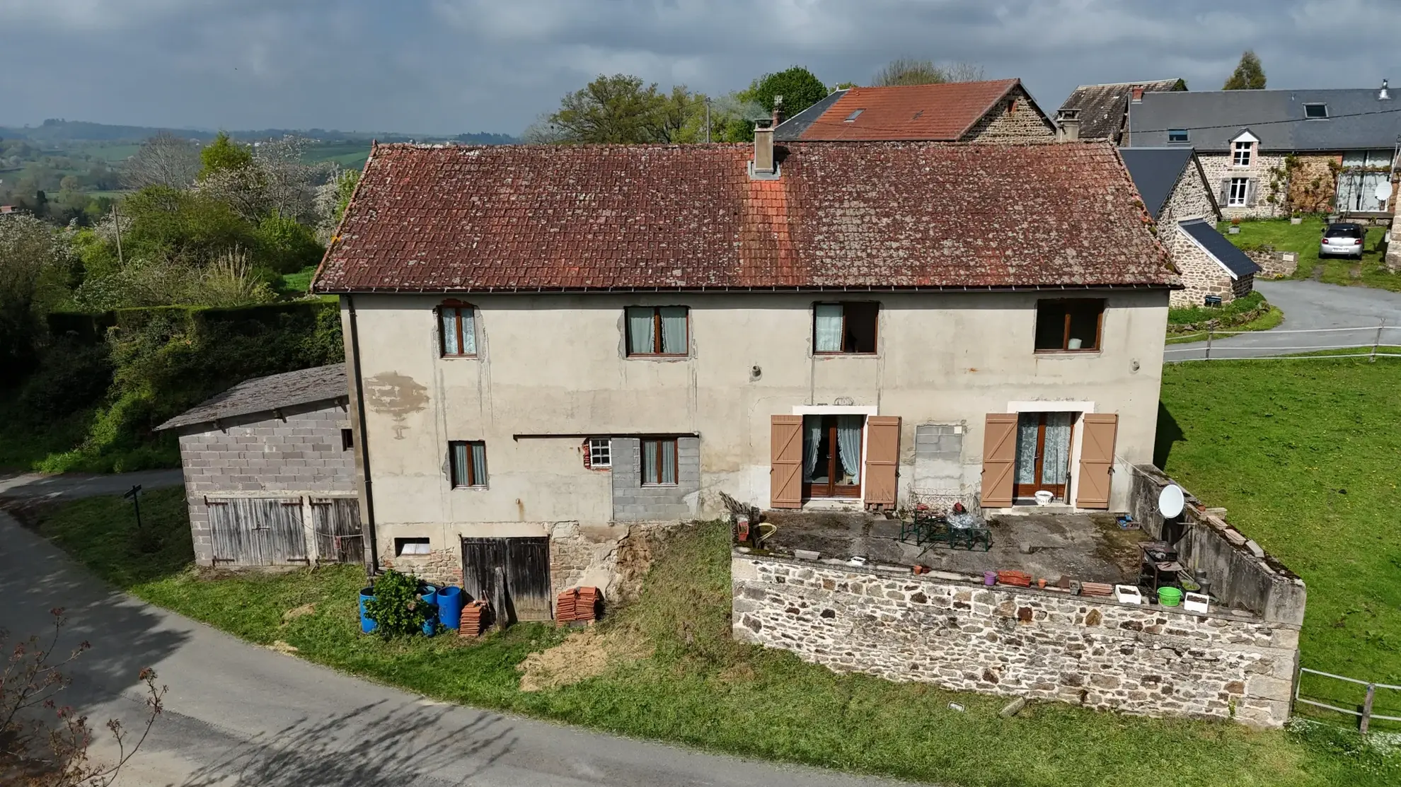 Maison à rénover de 228m² avec jardin et garages dans les Combrailles 