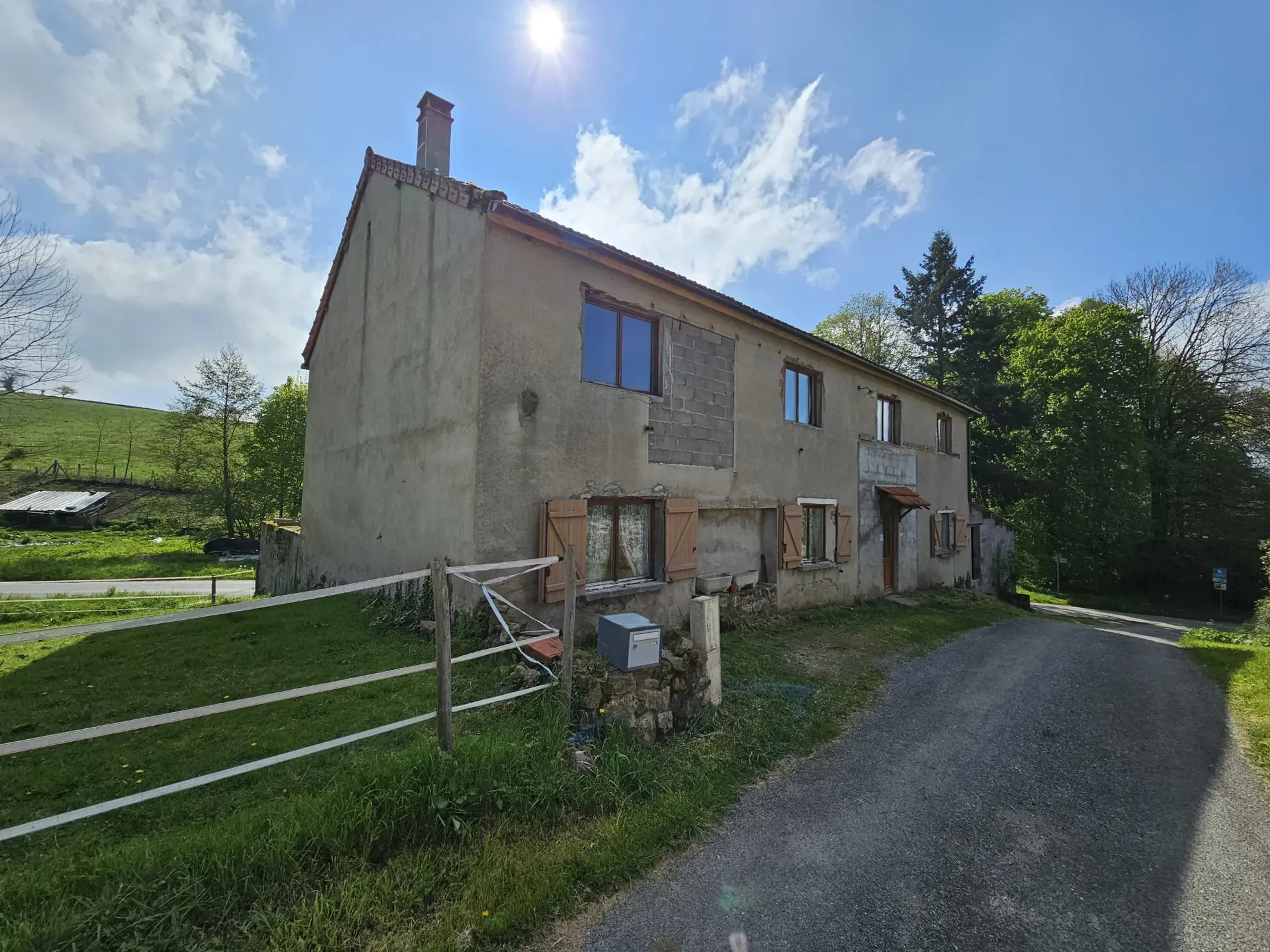 Maison à rénover de 228m² avec jardin et garages dans les Combrailles 