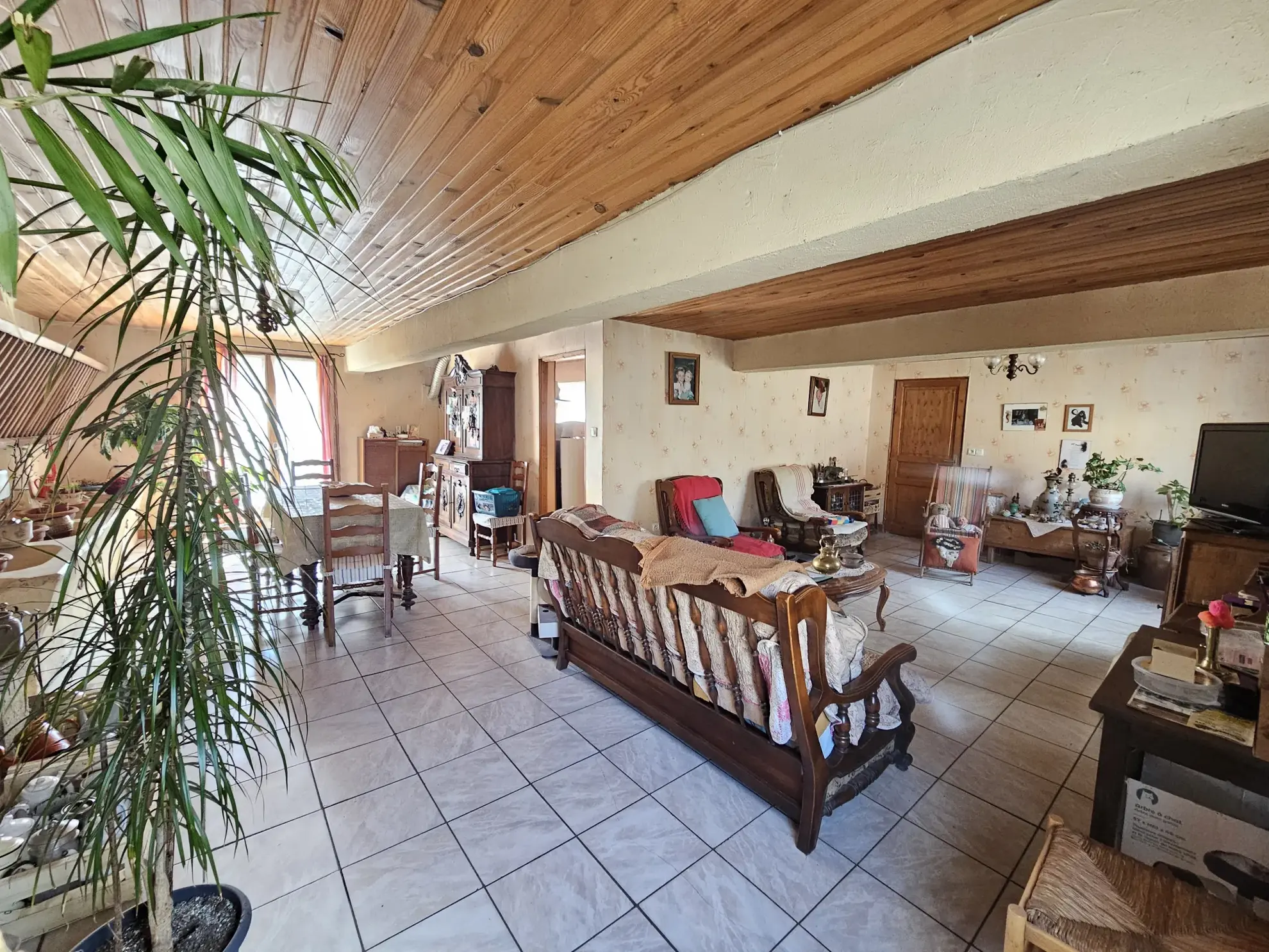 Maison à rénover de 228m² avec jardin et garages dans les Combrailles 