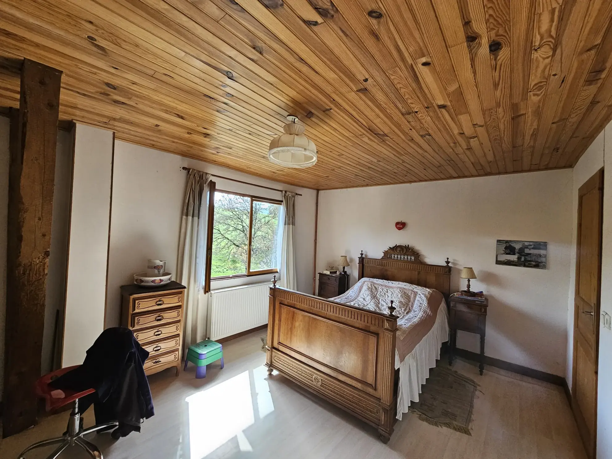 Maison à rénover de 228m² avec jardin et garages dans les Combrailles 