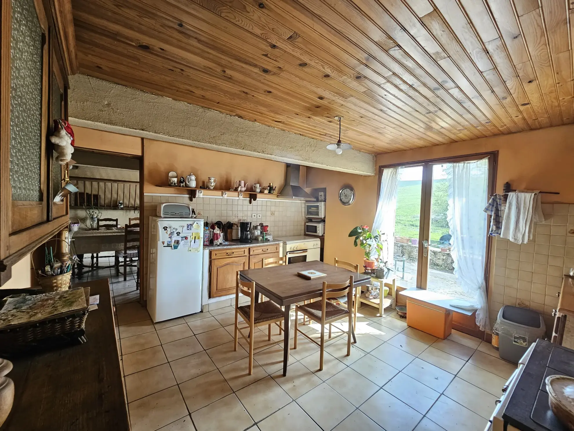 Maison à rénover de 228m² avec jardin et garages dans les Combrailles 