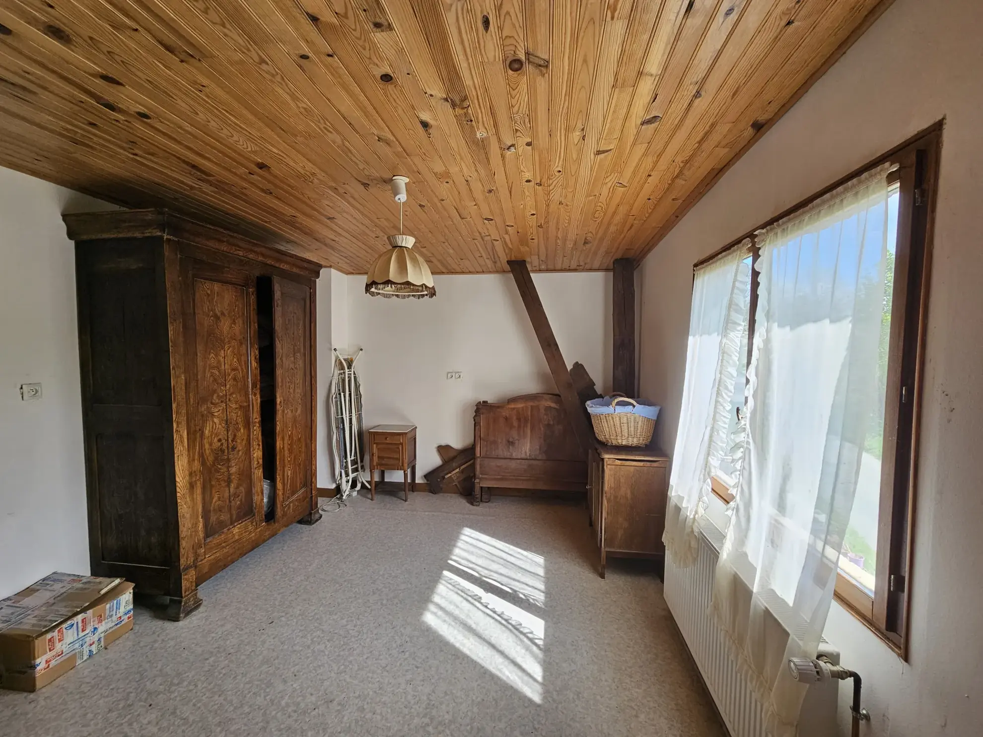 Maison à rénover de 228m² avec jardin et garages dans les Combrailles 