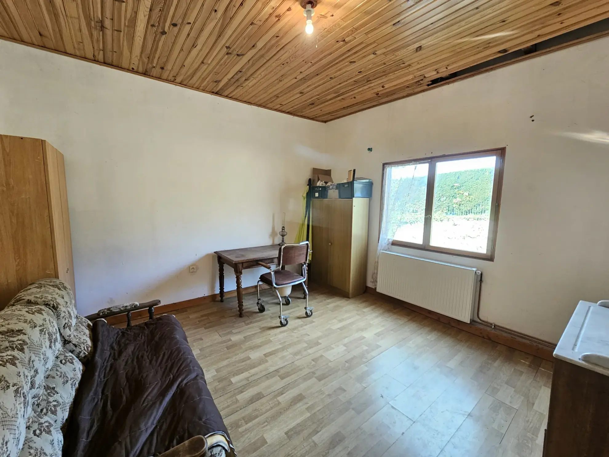 Maison à rénover de 228m² avec jardin et garages dans les Combrailles 