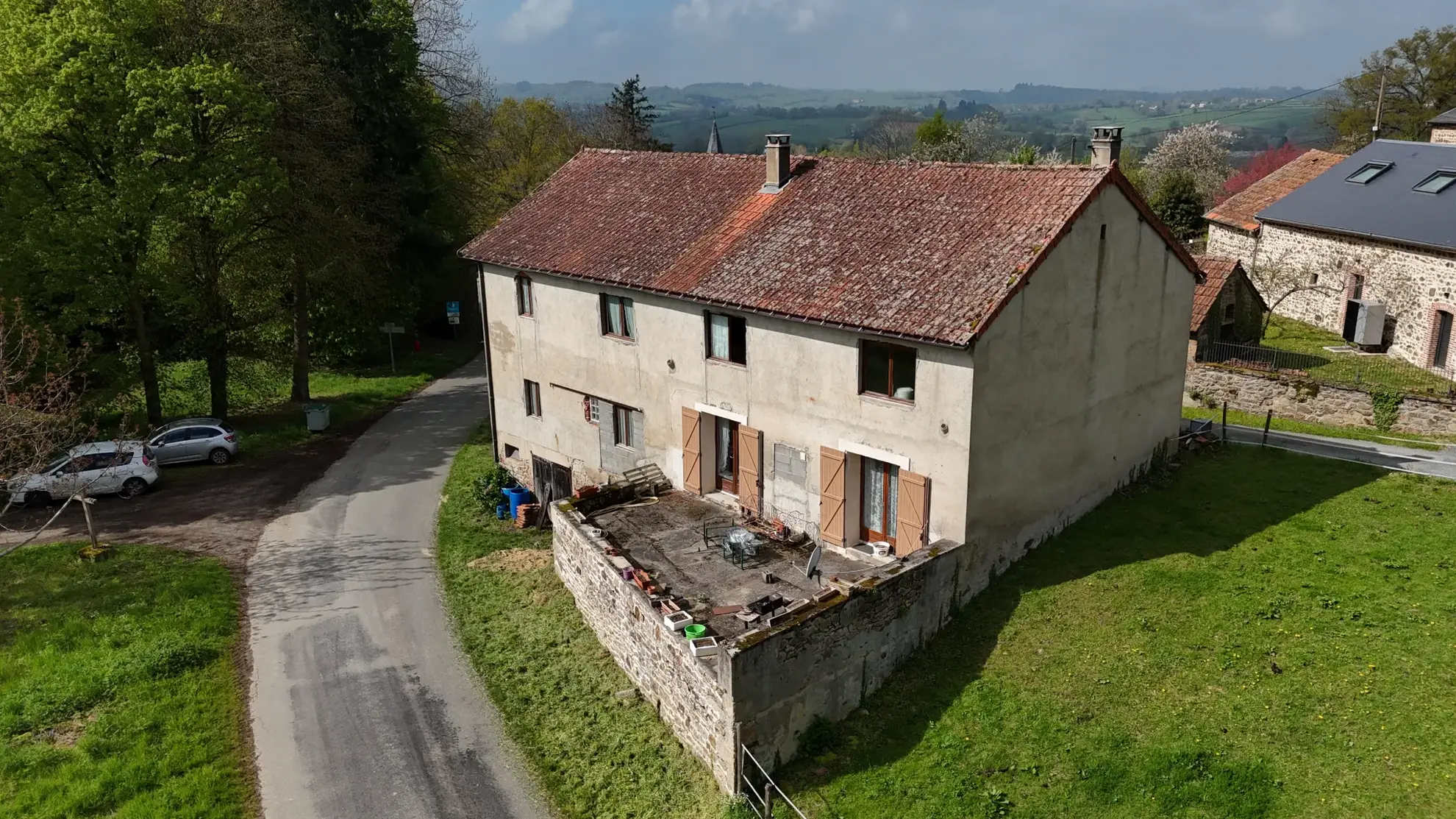 Maison à rénover de 228m² avec jardin et garages dans les Combrailles