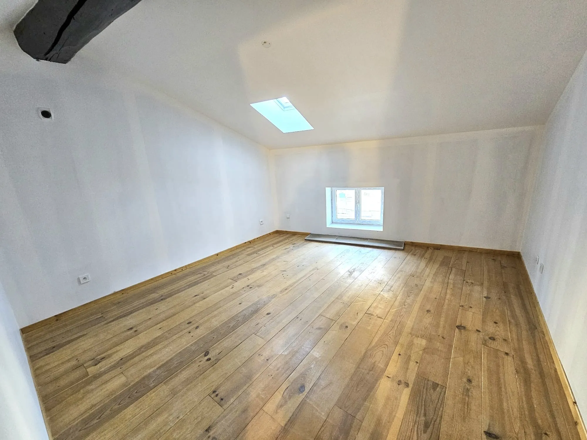 Investissez dans un immeuble à Fraisses offrant un fort potentiel locatif 