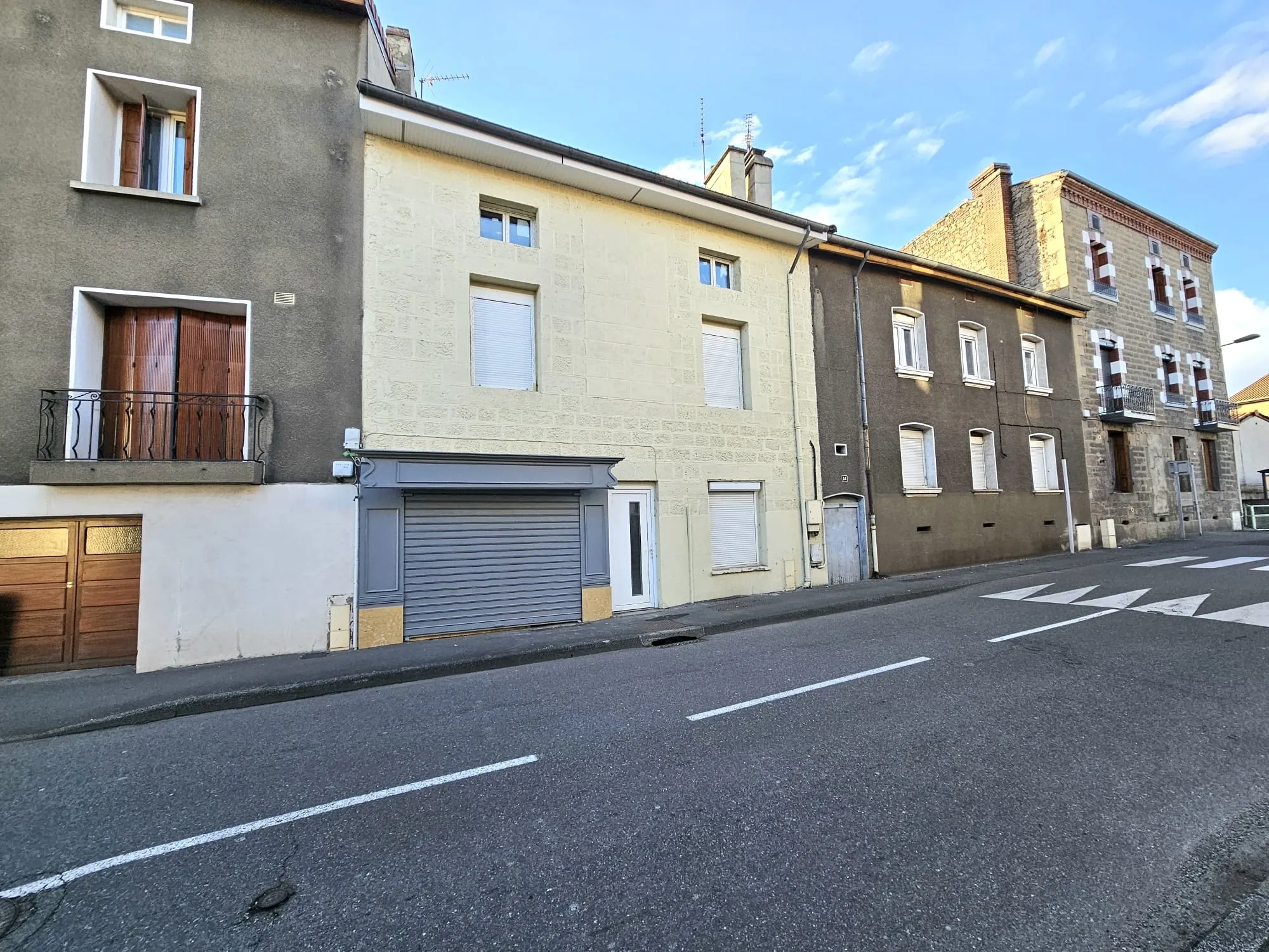 Investissez dans un immeuble à Fraisses offrant un fort potentiel locatif 