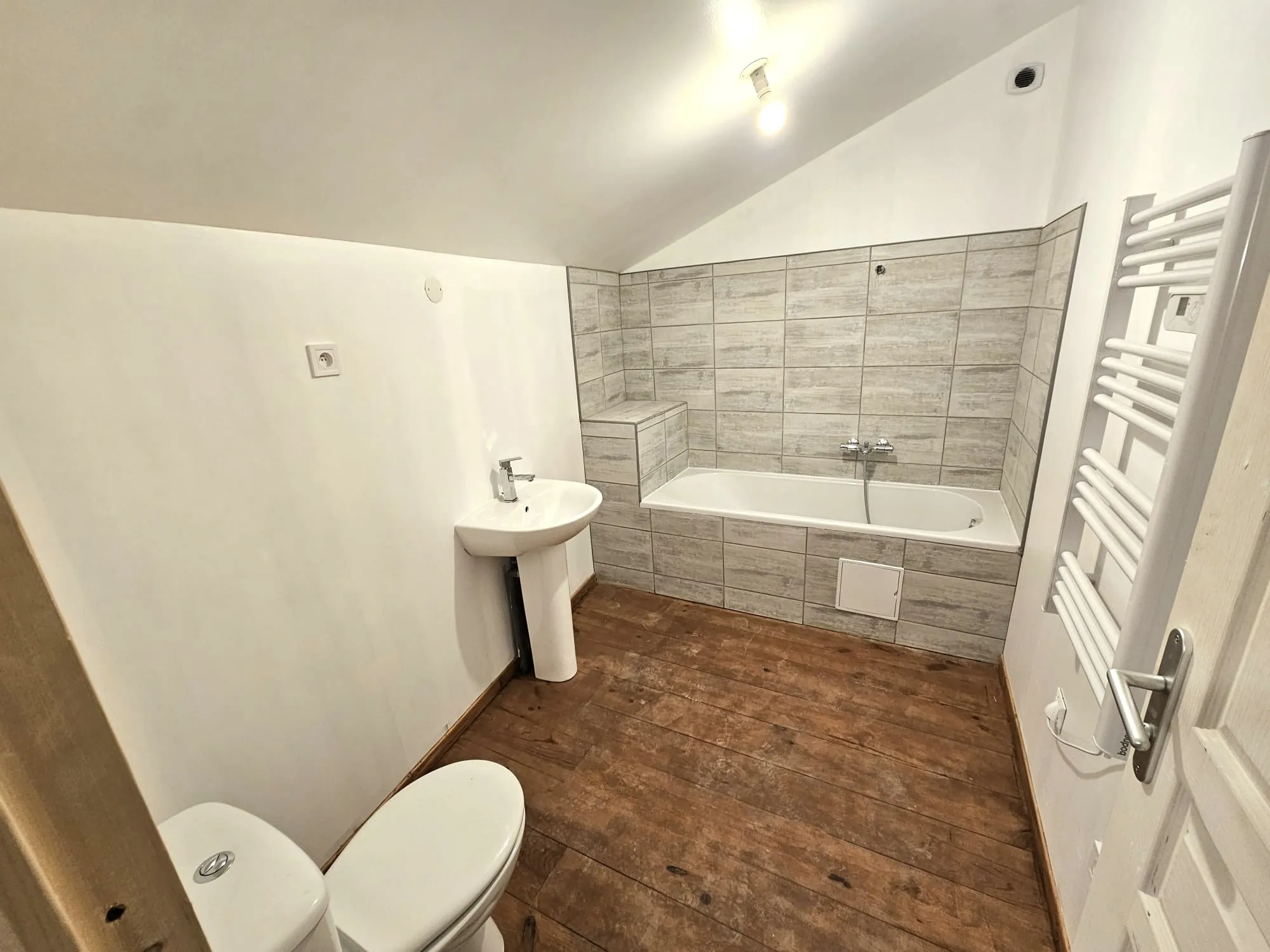 Investissez dans un immeuble à Fraisses offrant un fort potentiel locatif 