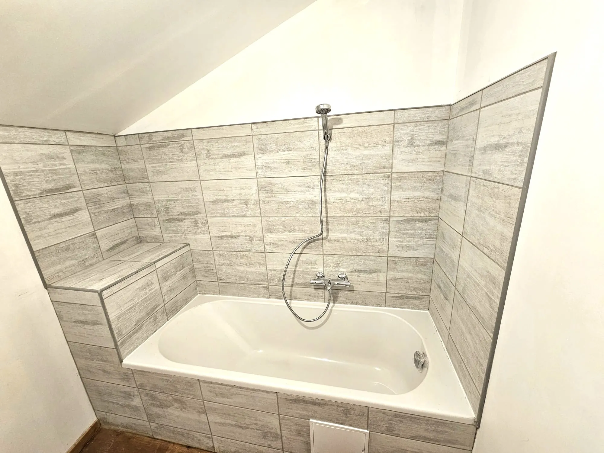 Investissez dans un immeuble à Fraisses offrant un fort potentiel locatif 