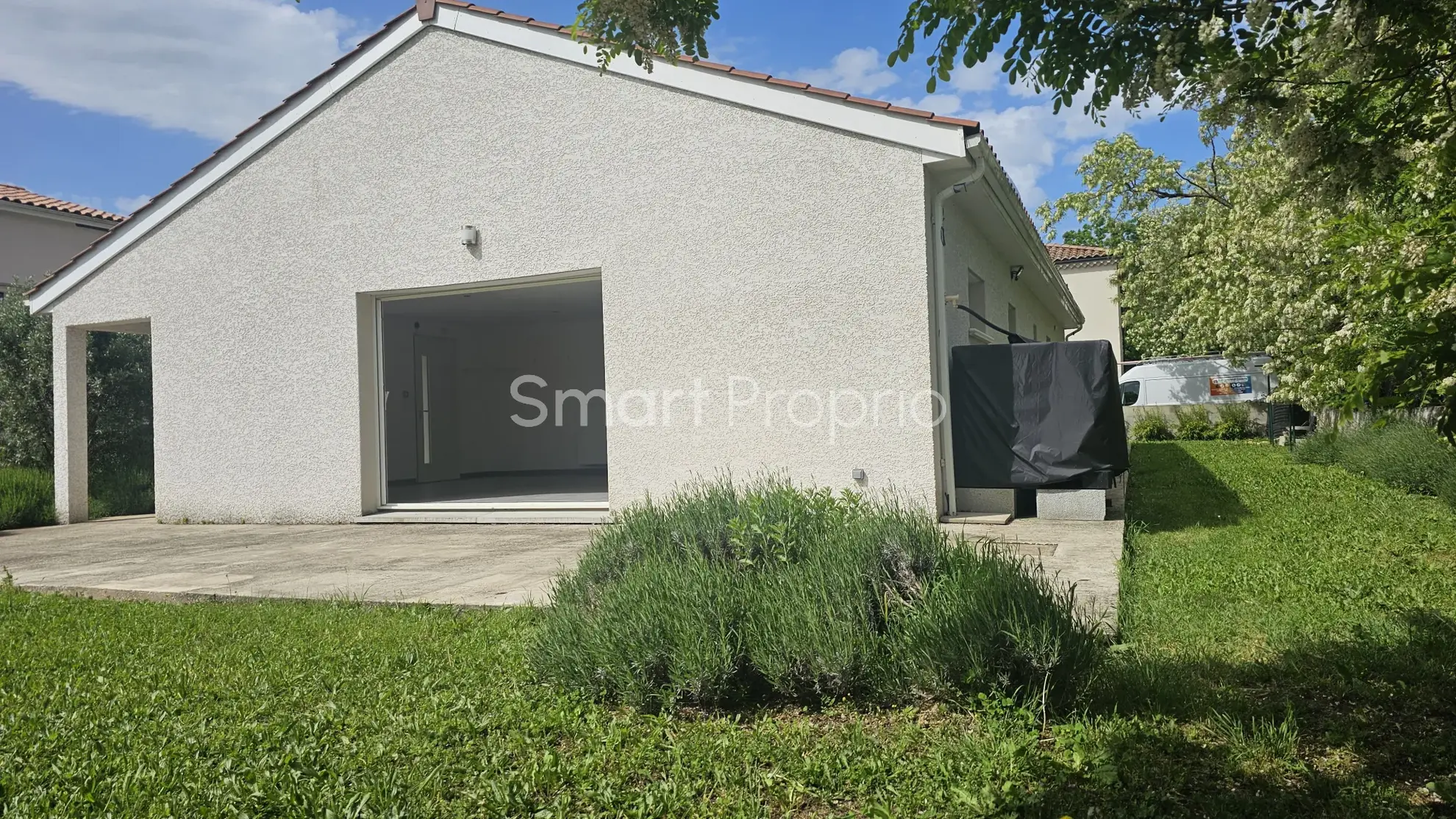 Maison de plain-pied récente à Chanas avec terrasse et garage 