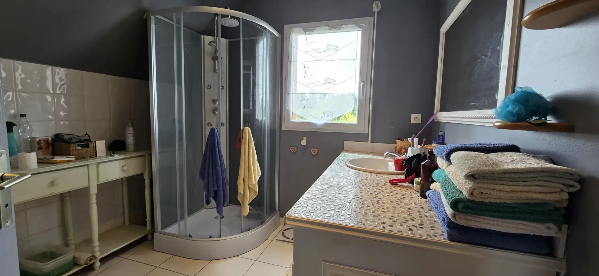 Maison familiale avec 4 chambres, jardin clos et stationnement à Treguidel 