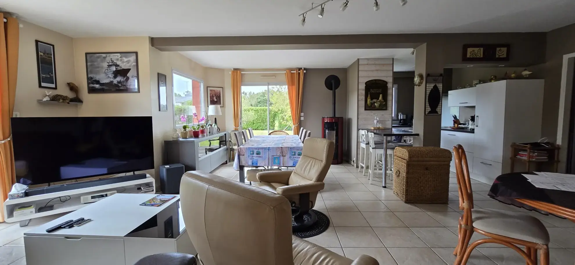 Maison familiale avec 4 chambres, jardin clos et stationnement à Treguidel 