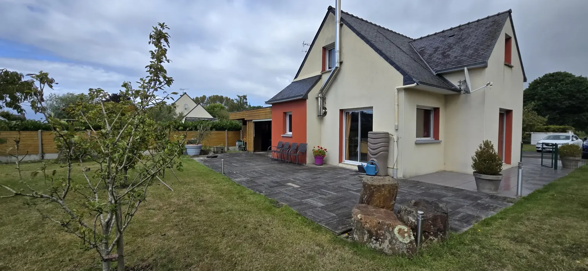 Maison familiale avec 4 chambres, jardin clos et stationnement à Treguidel 