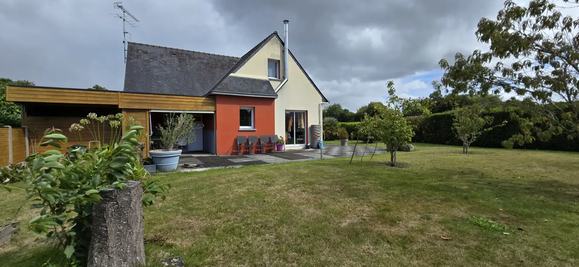 Maison familiale avec 4 chambres, jardin clos et stationnement à Treguidel 