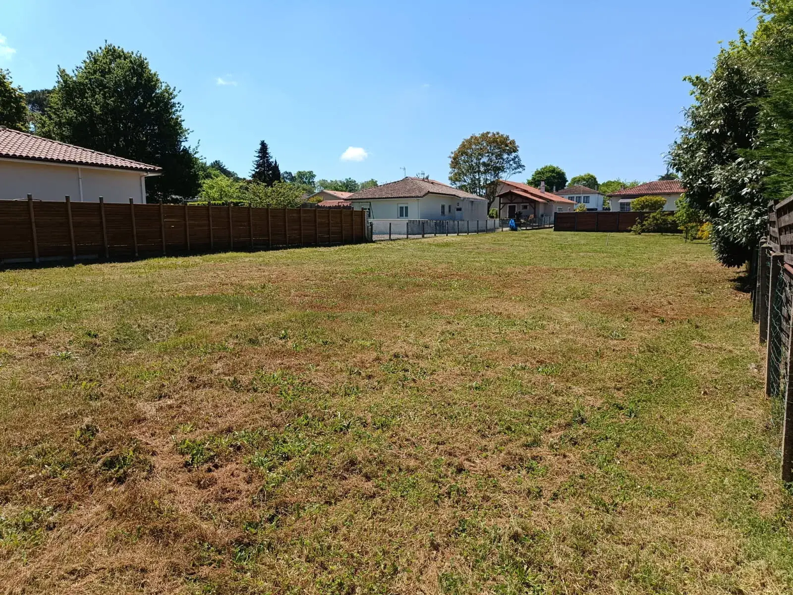 Terrain à bâtir de 1 339 m² à Saint-Pierre-du-Mont, secteur résidentiel recherché 