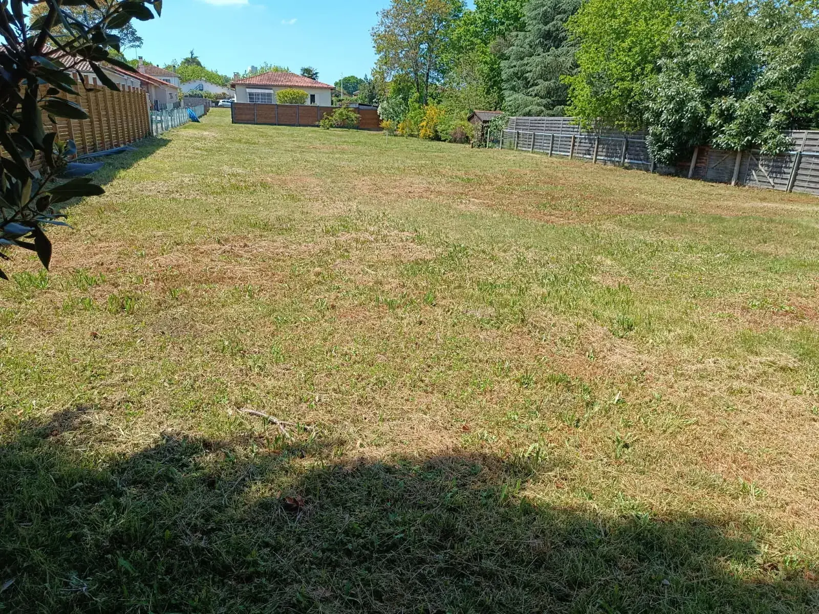 Terrain à bâtir de 1 339 m² à Saint-Pierre-du-Mont, secteur résidentiel recherché
