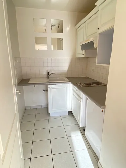 Studio lumineux avec balcon à Paris 19e - Excellent état et calme 