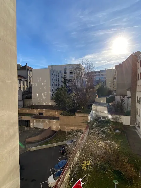 Studio lumineux avec balcon à Paris 19e - Excellent état et calme 