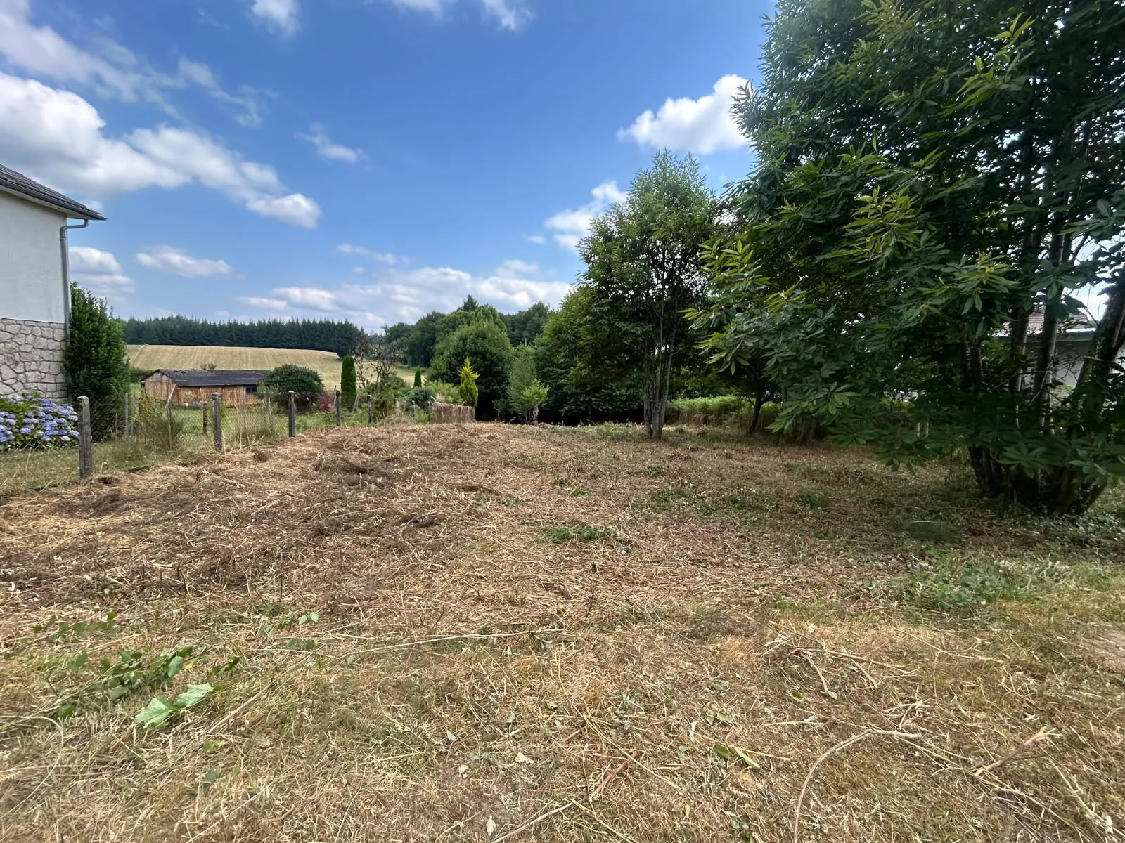 Terrain constructible de 1600 m² à Montaignac-sur-Doustre en Corrèze
