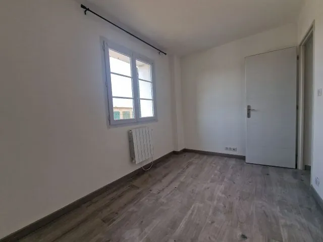 Appartement T3 rénové à Peyrolles en Provence avec dépendance et cave 