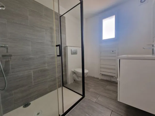 Appartement T3 rénové à Peyrolles en Provence avec dépendance et cave 