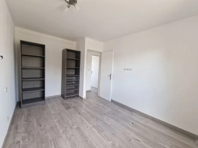 Appartement T3 rénové à Peyrolles en Provence avec dépendance et cave 