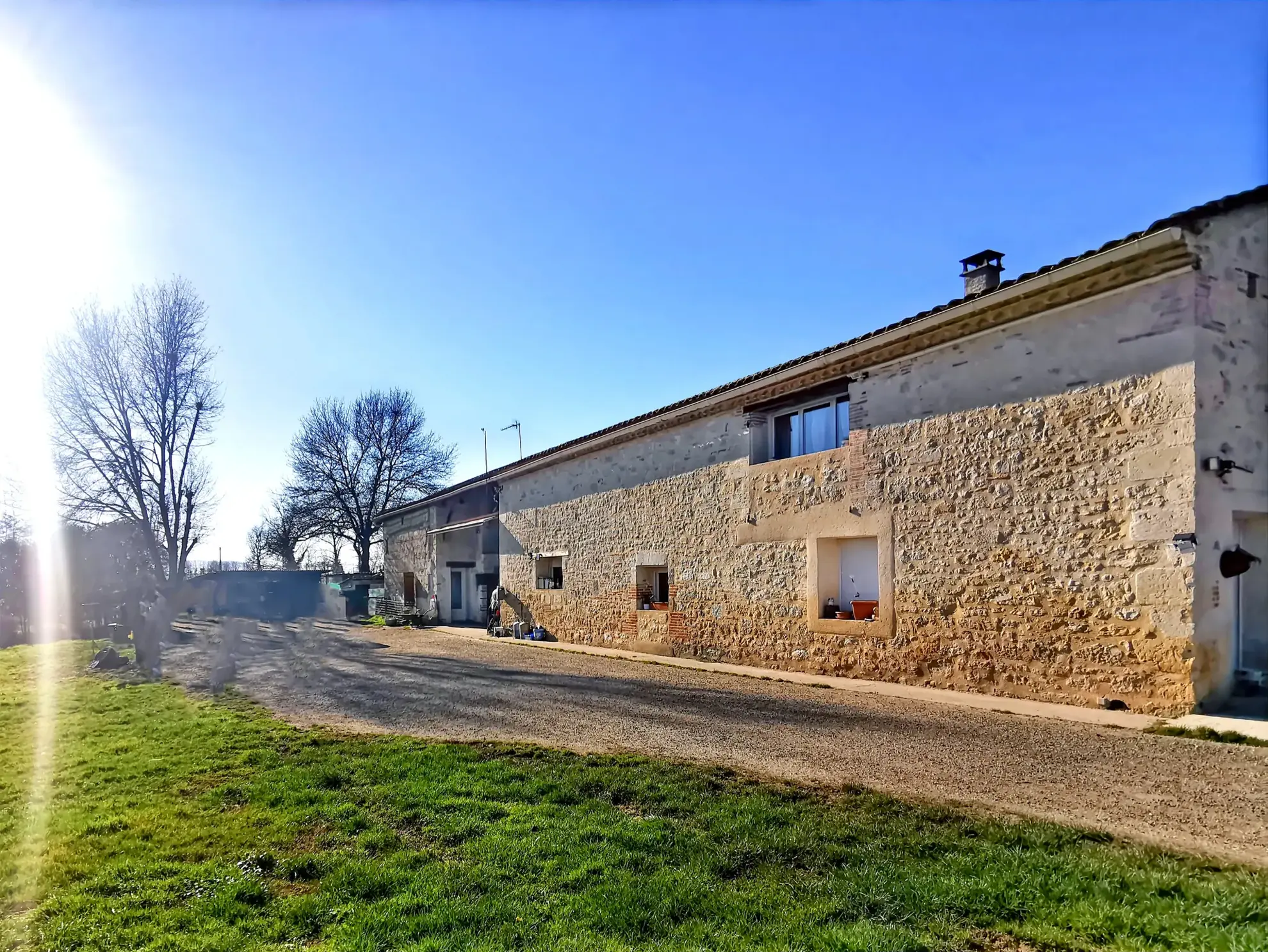 Ancienne maison en pierre de 251m² avec deux habitations et terrain de 4000 m² à Golfech