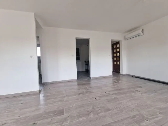 Appartement T3 rénové à Peyrolles en Provence avec dépendance et cave 