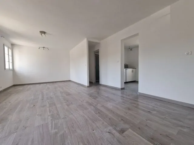 Appartement T3 rénové à Peyrolles en Provence avec dépendance et cave 