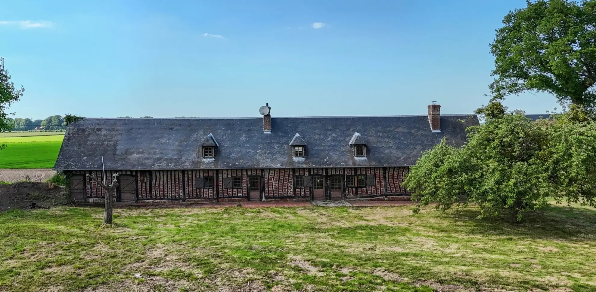 Longère à Auppegard avec grand terrain, dépendances et potentiel de division 