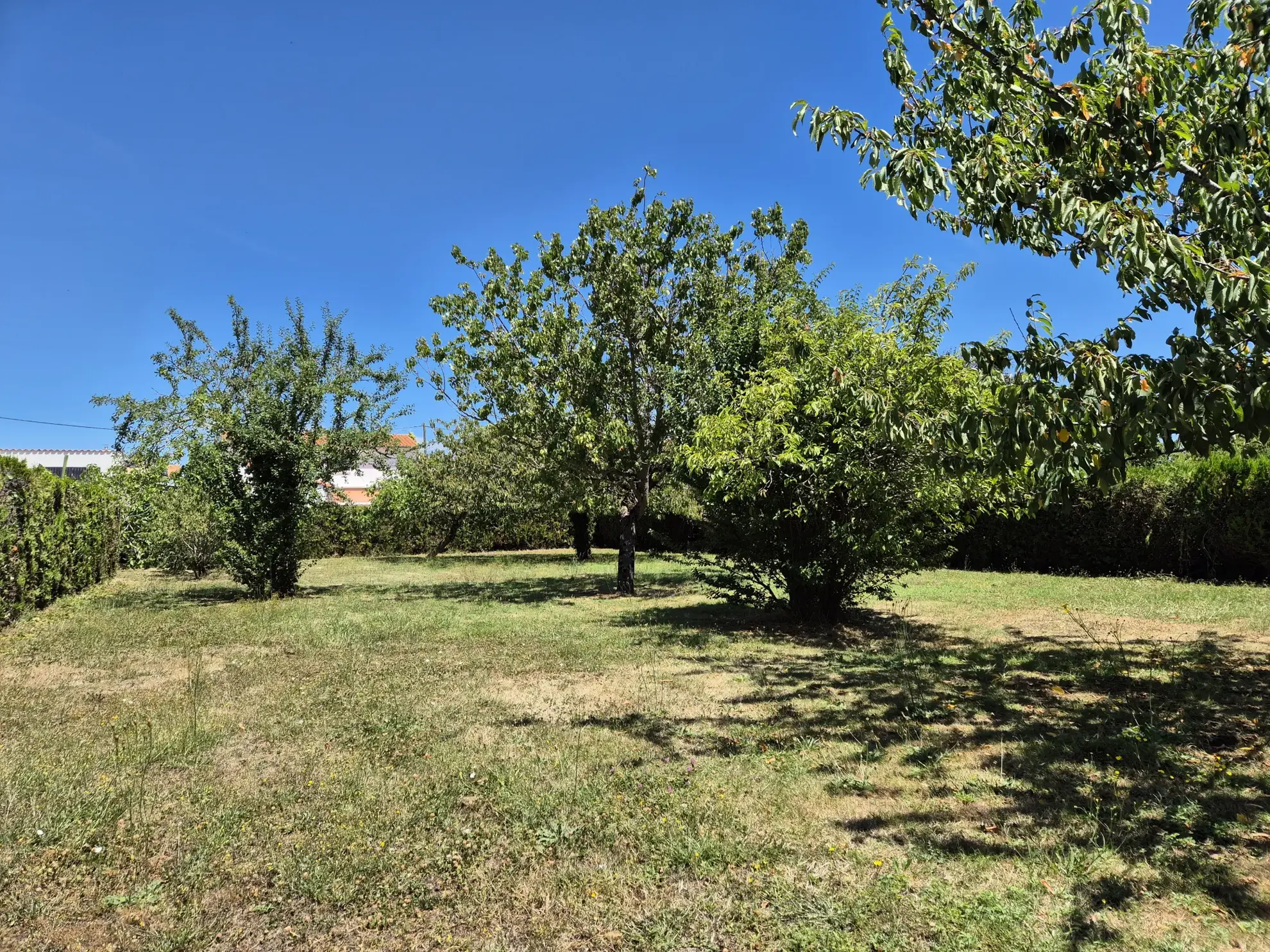 Terrain à bâtir à Fouras avec chemin privé, zone UC, 791 m² 