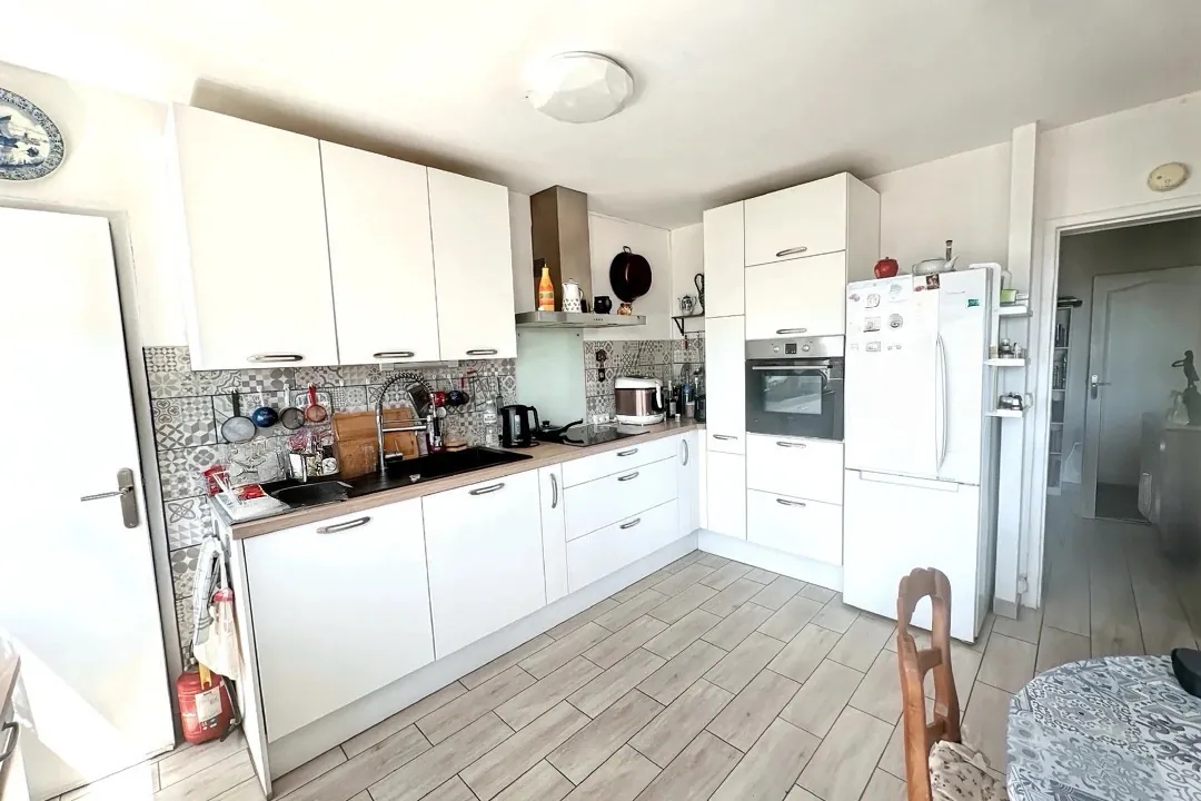 Appartement T4 à Douai avec parking et cave, secteur Jeanne d’Arc, investissement idéal 