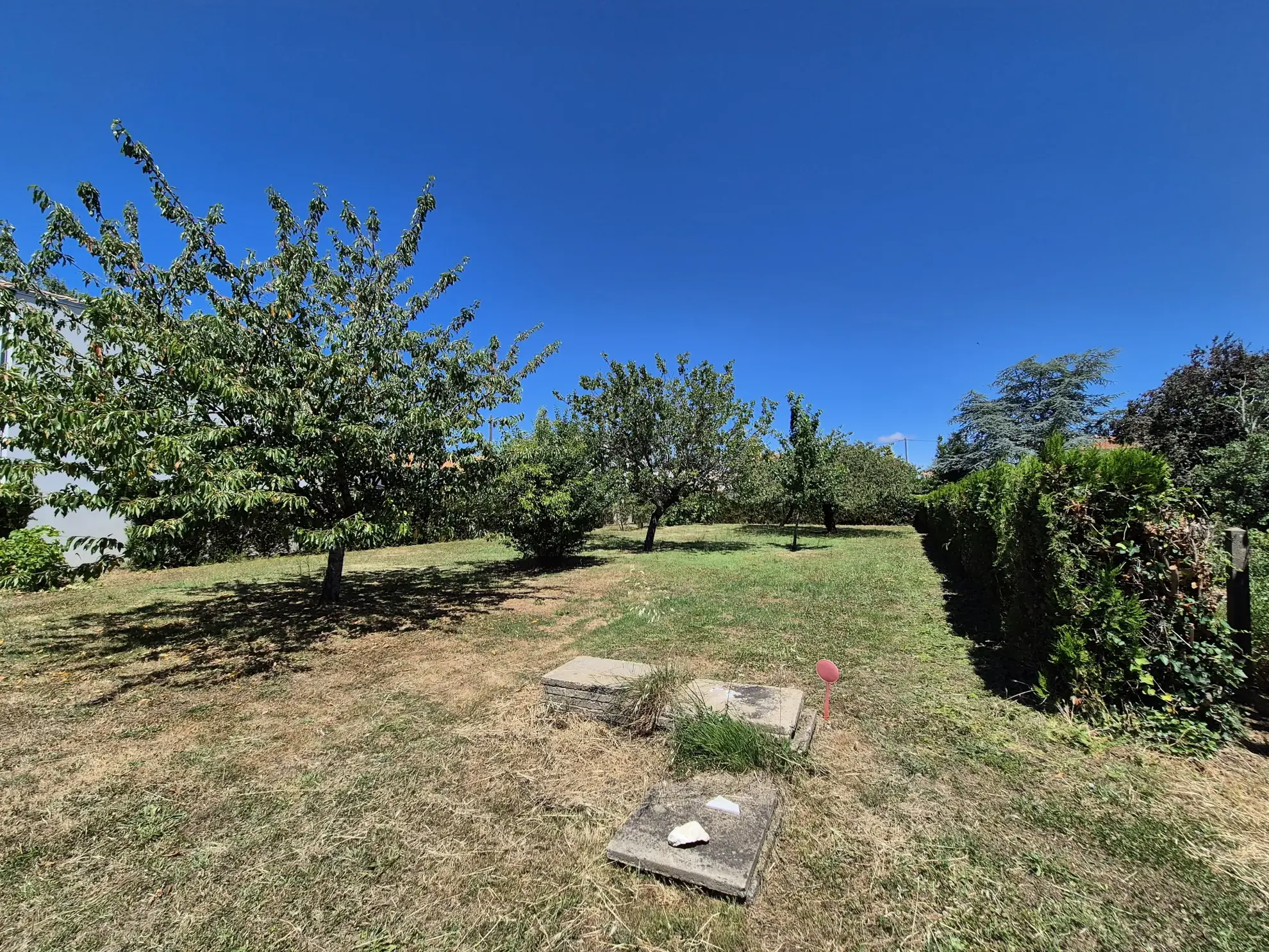 Terrain à bâtir à Fouras avec chemin privé, zone UC, 791 m² 