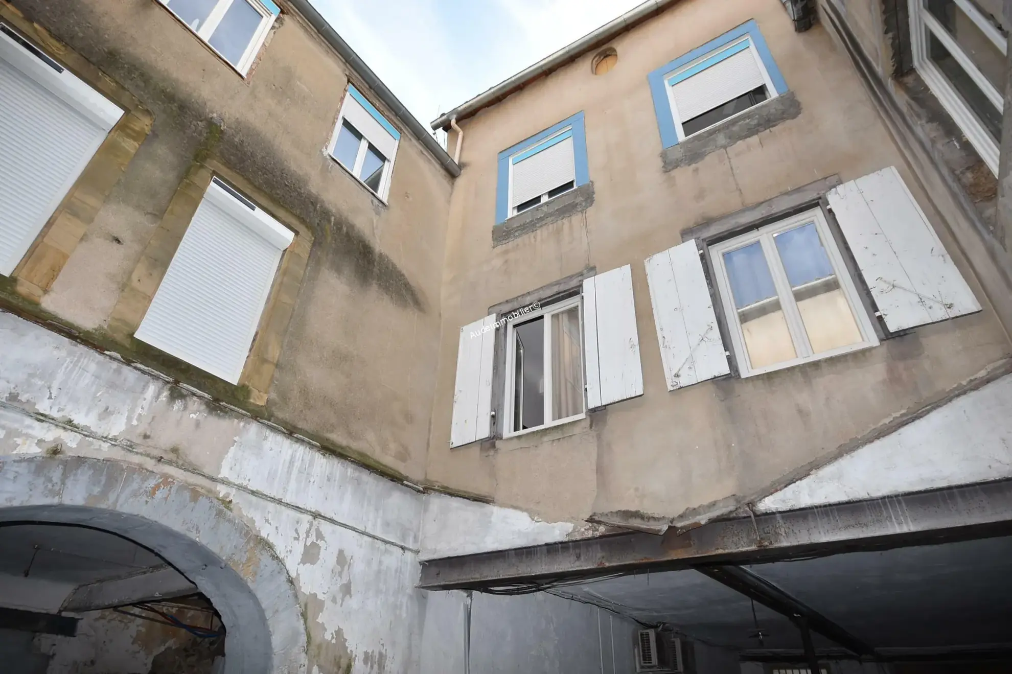 Immeuble de rapport à Limoux avec 4 appartements loués et cour 