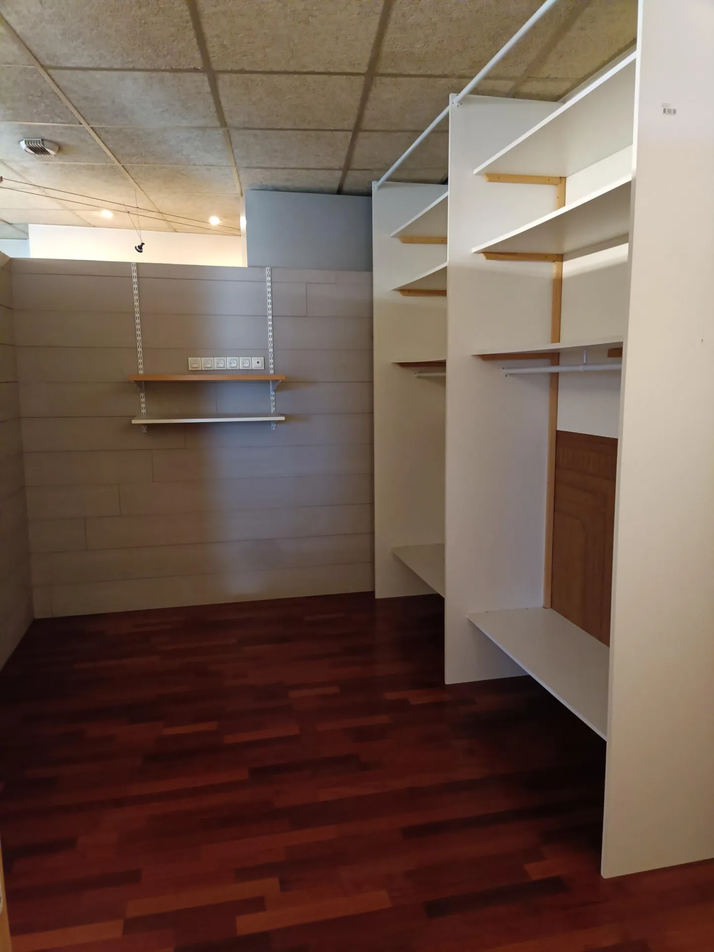 Local professionnel de 53 m² avec parking et ascenseur au centre-ville de Vierzon 