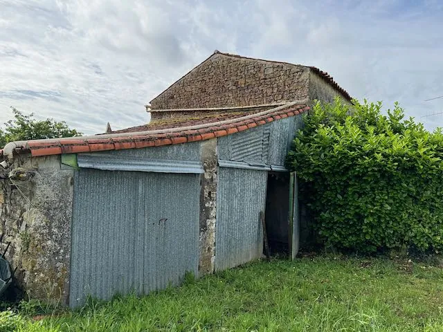 Maison en pierres à rénover à Saint Jean d'Hermine, proche commodités, jardin et dépendances 