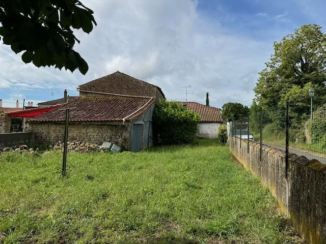 Maison en pierres à rénover à Saint Jean d'Hermine, proche commodités, jardin et dépendances 