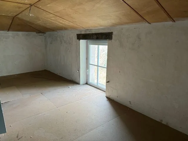 Maison en pierres à rénover à Saint Jean d'Hermine, proche commodités, jardin et dépendances 