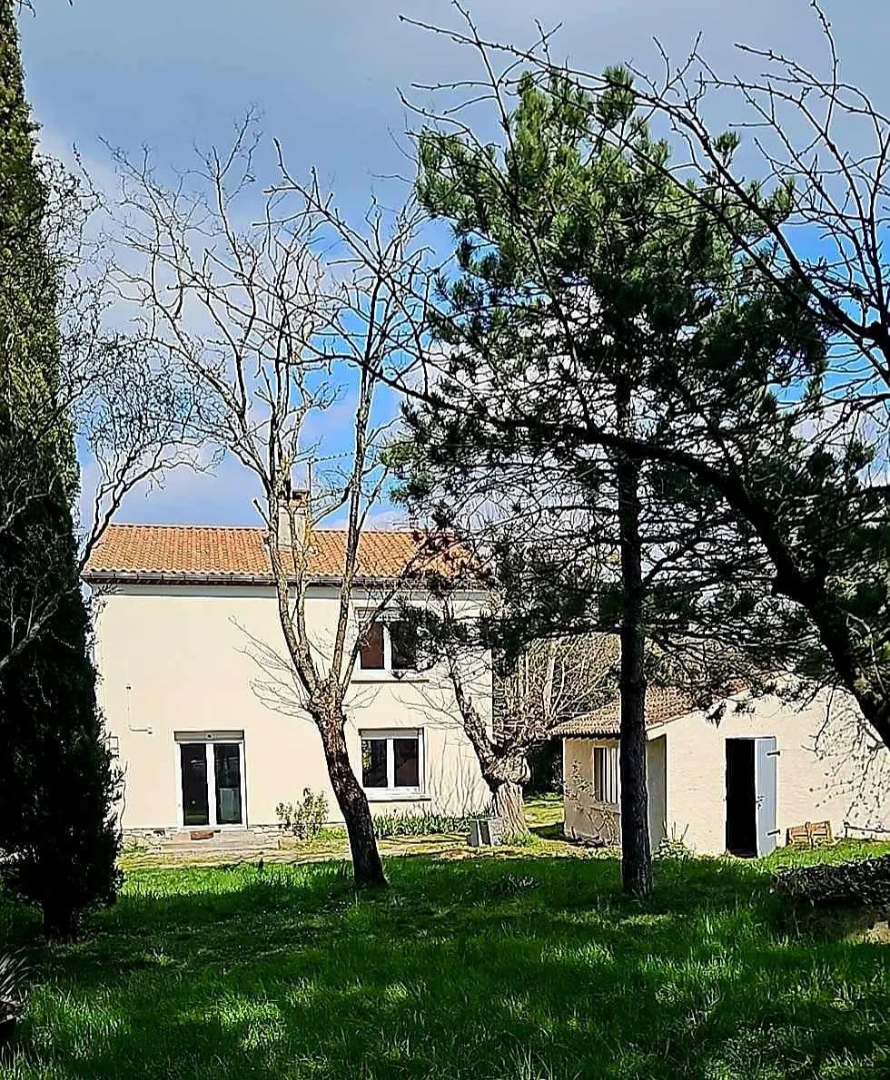 Maison familiale avec piscine et jardin à Labruguière, 135 m² 