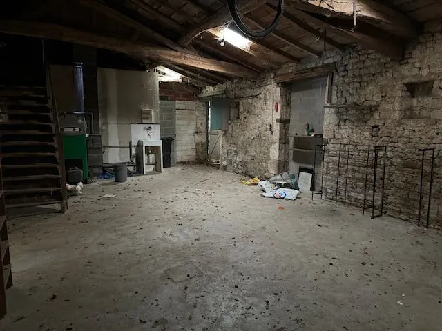 Maison en pierres à rénover à Saint Jean d'Hermine, proche commodités, jardin et dépendances 