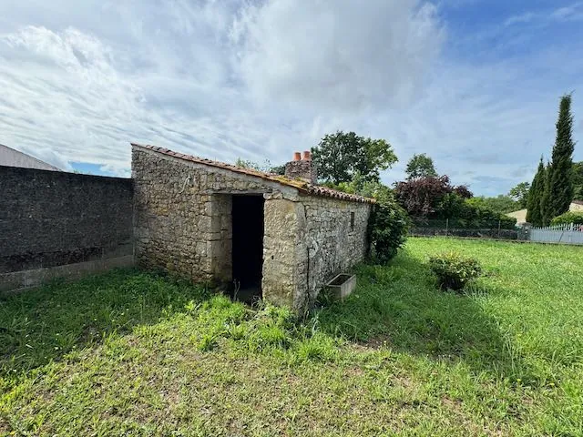 Maison en pierres à rénover à Saint Jean d'Hermine, proche commodités, jardin et dépendances 