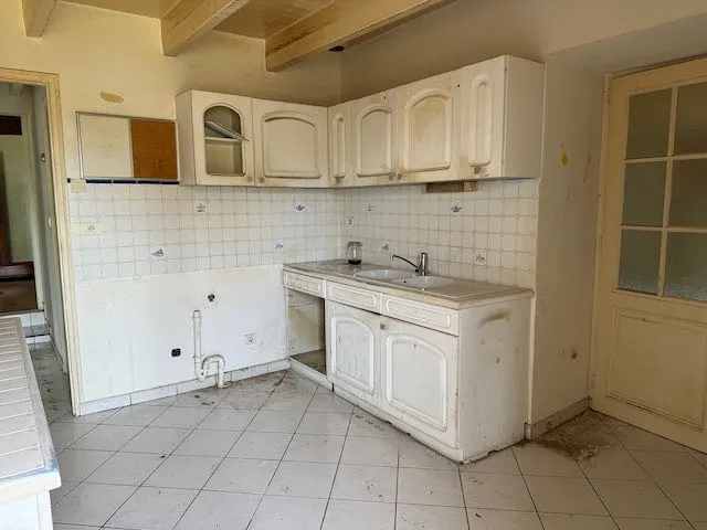 Maison en pierres à rénover à Saint Jean d'Hermine, proche commodités, jardin et dépendances 